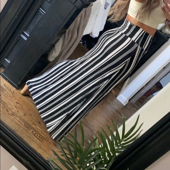 Black and white striped maxi skirt - Picture 2 of 3